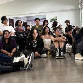 Jóvenes en interiores sonriendo sentados y de pie