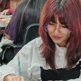 joven mujer dibujando