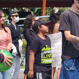 Niño caminando en medio de multitud