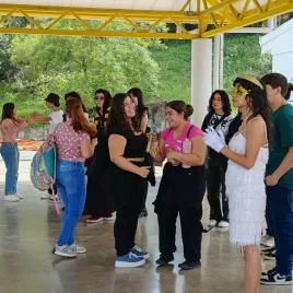 Jovenes conviviendo en un salón