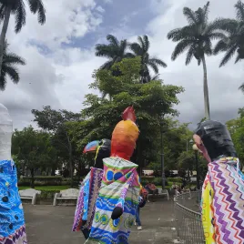 Mascaradas caminando por un parque