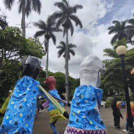 Mascaradas caminando por un parque