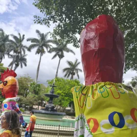 Mascaradas caminando por un parque