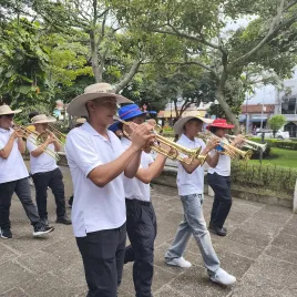 Cimarrona caminando por un parque