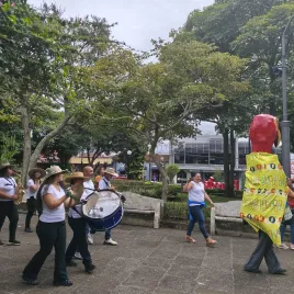 cimarrona y mascarada en un parque
