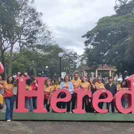 Escultura de logo de ciudad de Heredia en un parque