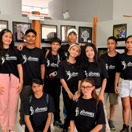 Jovenes posando y viendo al frente