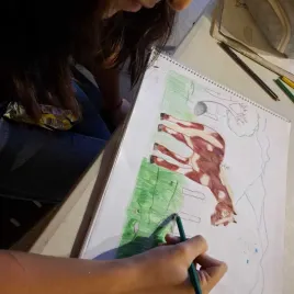 Una mujer dibujando un caballo