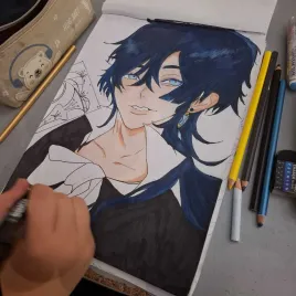 Dibujo de estilo manga de un joven con cabello azul, una mano al lado del dibujo