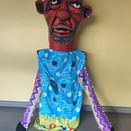 Mascarada de cara de hombre rojo