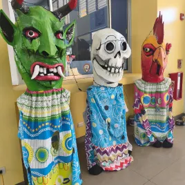 Tres Mascaradas de cara de diablo, muerte y gallo