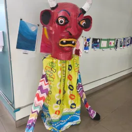 Mascarada de cara de diablo