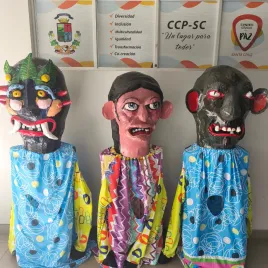 Tres mascaradas de caras variadas