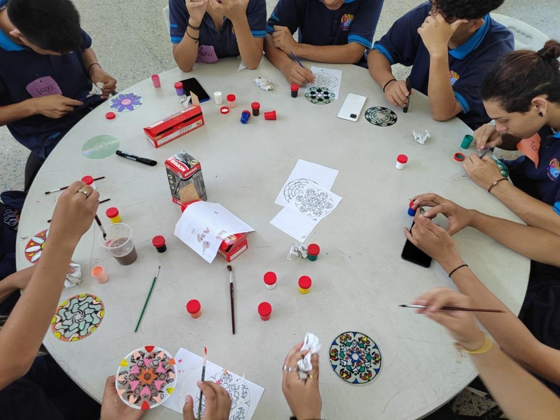 niños haciendo manualidaes alrededor de una mesa
